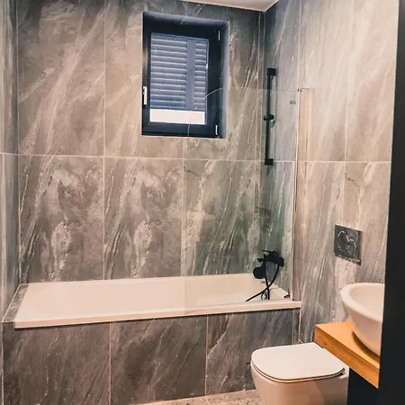 Апартаменты One-bedroom With Free Parking In Zorilor